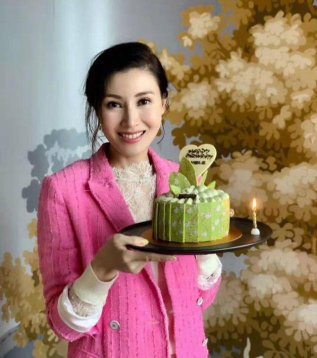 李嘉欣复出饰杨贵妃,于正表扬其是和巩俐同级的女神,被网友反怼