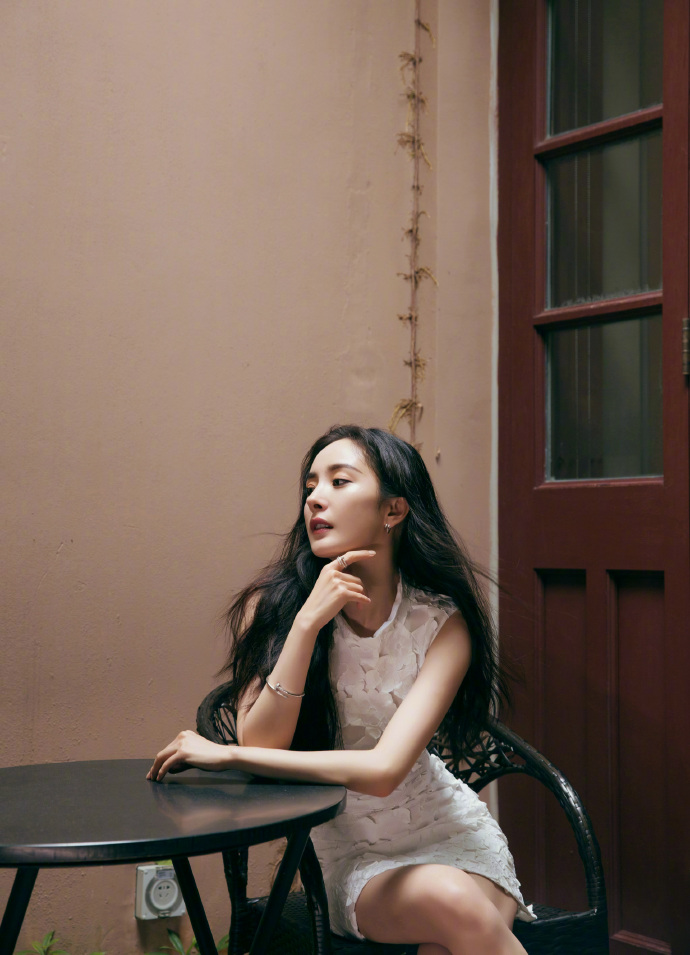 杨幂优雅性感古堡风格写真图片
