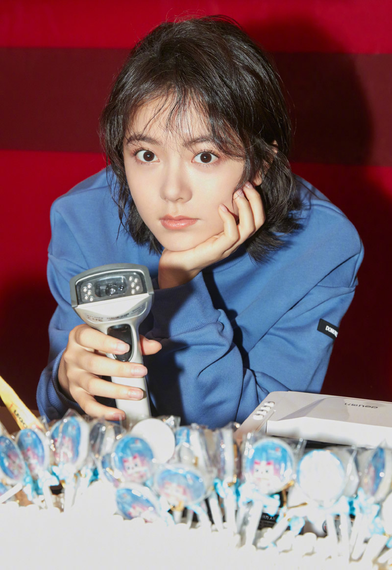 赵今麦波点短裙搭配,可爱迷人写真图片