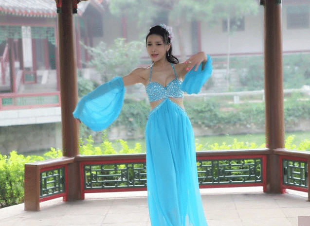 她抛弃侏儒男友和2米3巨人在一起, 活成了现实版的“潘金莲”!