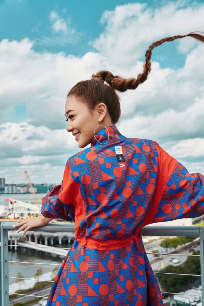 陈小春应彩儿拍时尚照片,应采儿蛇蝎辫太少女,陈小春绿发也很吸睛