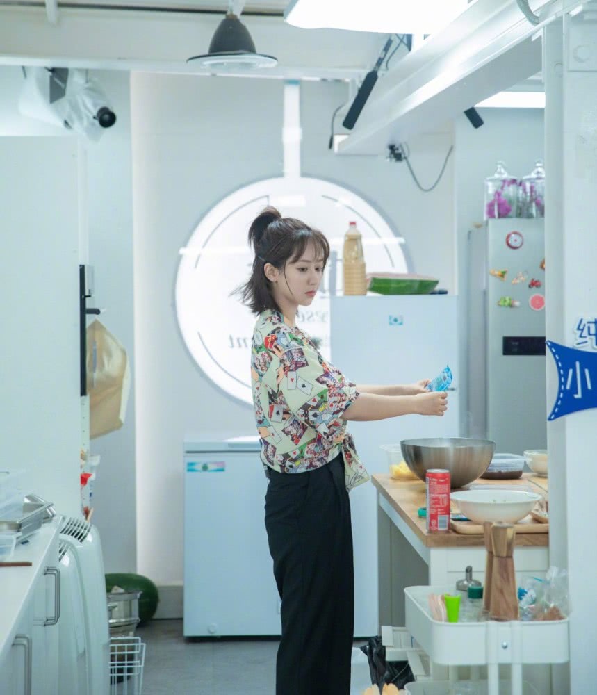 杨紫穿扑克衬衫配阔腿裤,扎高马尾少女感十足