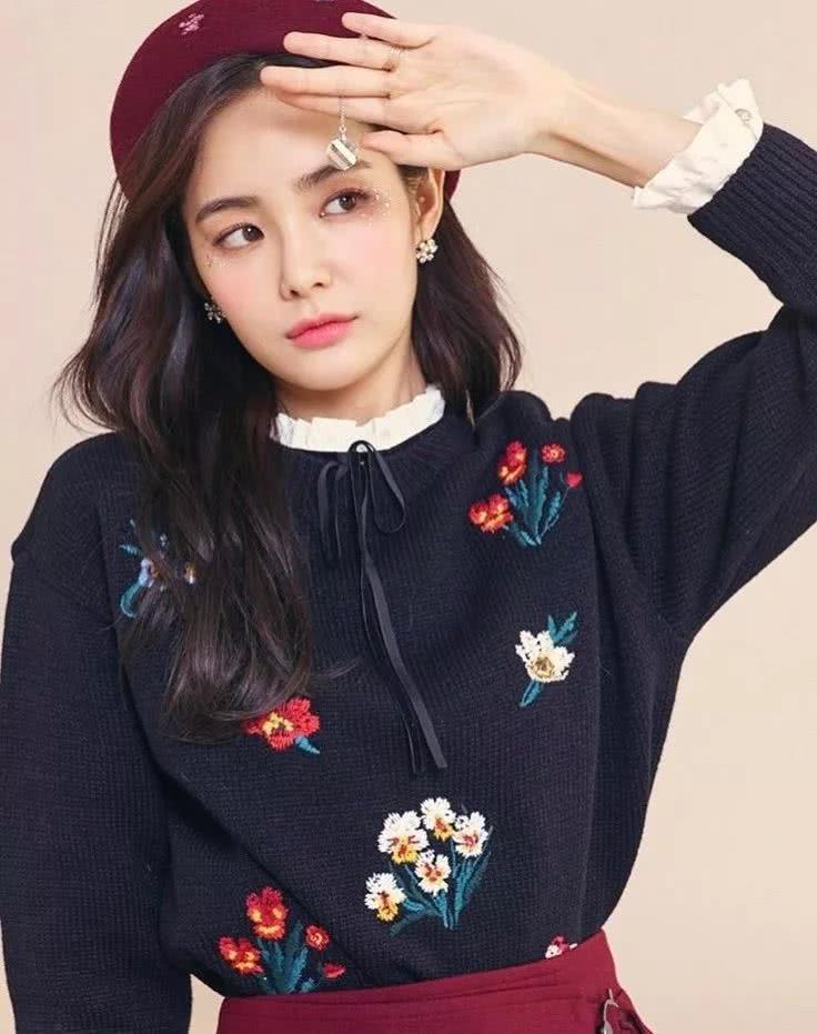 这位美女拥有可清纯可冷艳的五官，被力捧为“最新整容模板”