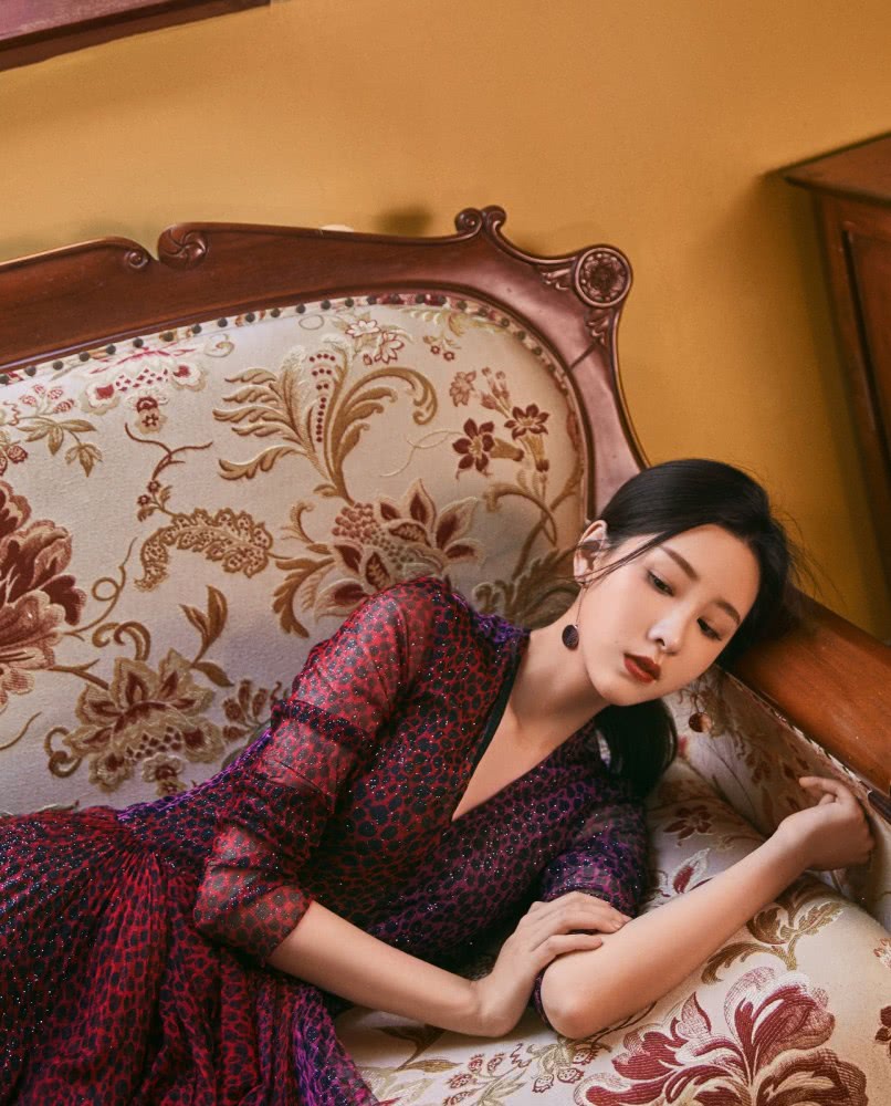 陈都灵穿老气拼接豹纹裙配长筒靴,浓浓少女感太美丽