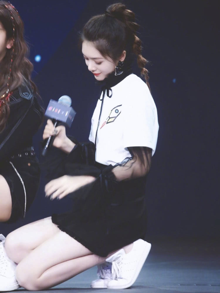 傅菁穿小黑裙秒变腿精,美出新高度