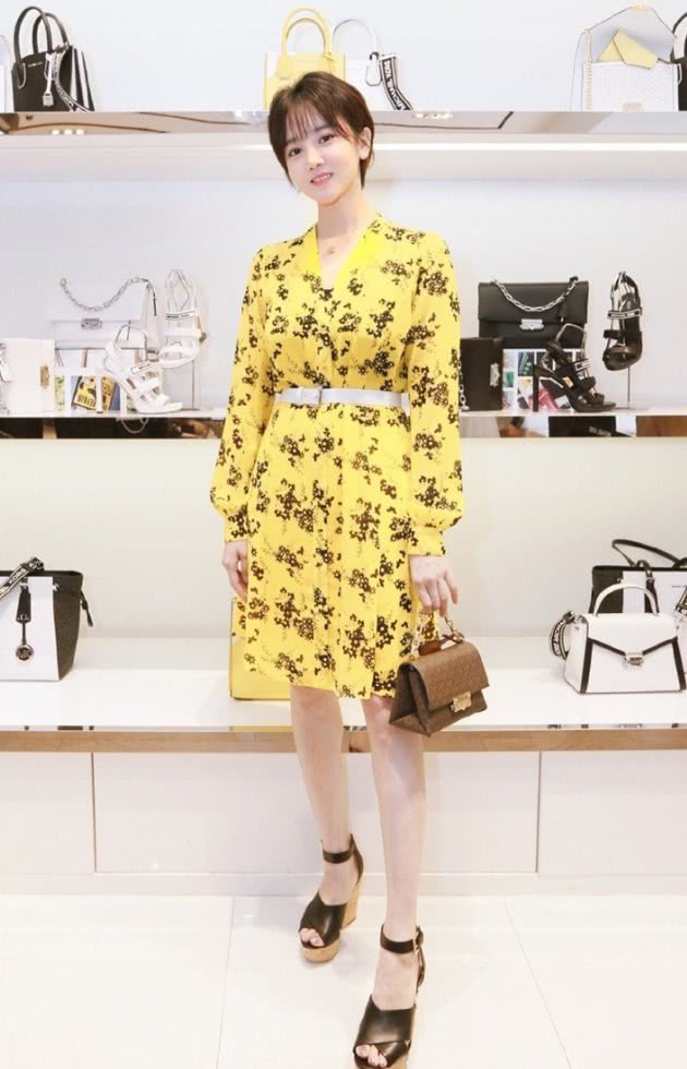 于小彤女友穿无痕裤凹腿，让190的直男对她百般甜宠