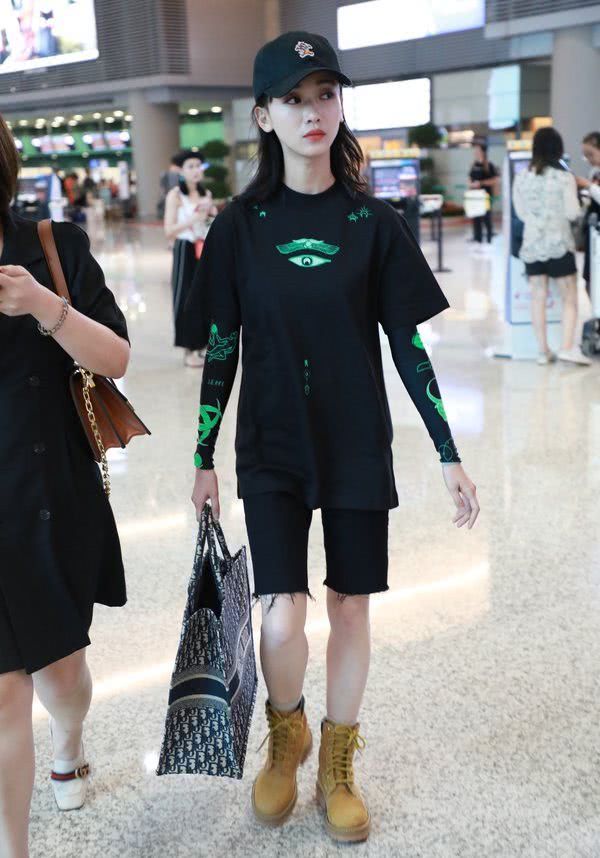 吴谨言拿买菜包走机场,4分短裤配马丁靴太敢穿