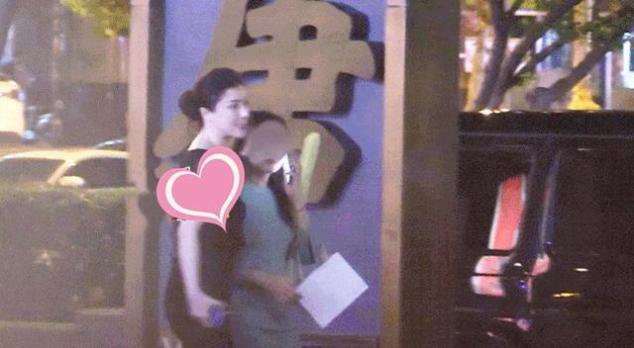 刘翔前妻参加好友聚会,深夜坐街头思绪万千,经历风雨后更添气质