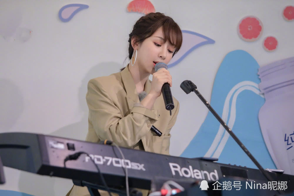 杨紫穿西装配裙子真好看,越来越有品了