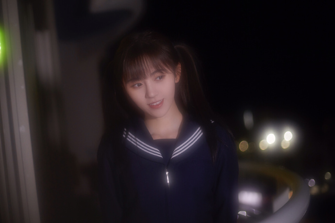 鞠婧祎穿水手服可爱双马尾发型朦胧风格写真图片