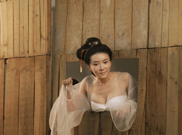 她抛弃侏儒男友和2米3巨人在一起, 活成了现实版的“潘金莲”!