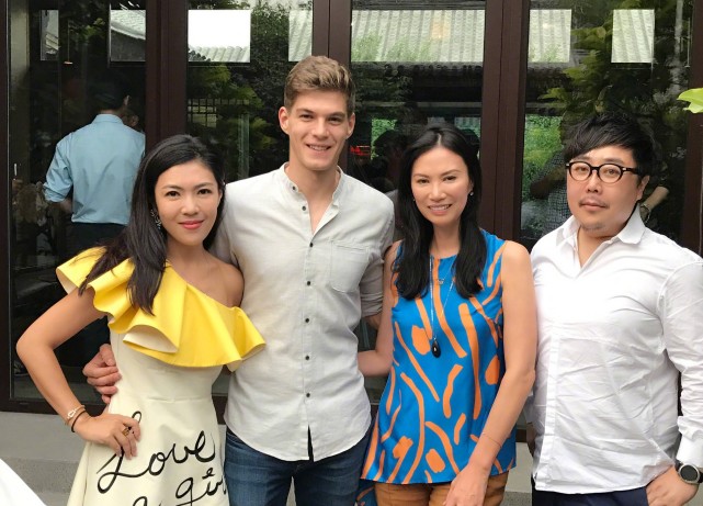 50岁邓文迪与23岁小男友彻底掰了，男方公开与漂亮新女友亲吻