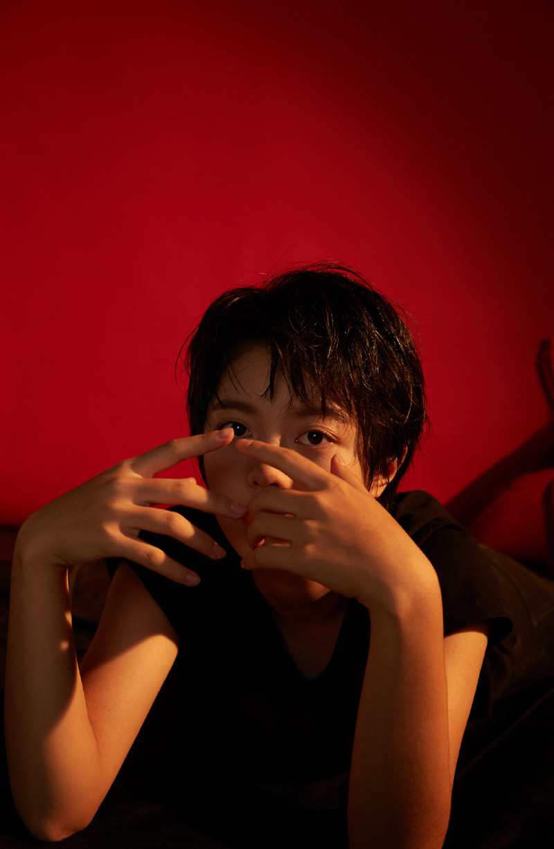 赵今麦率性机车风格时尚写真图片