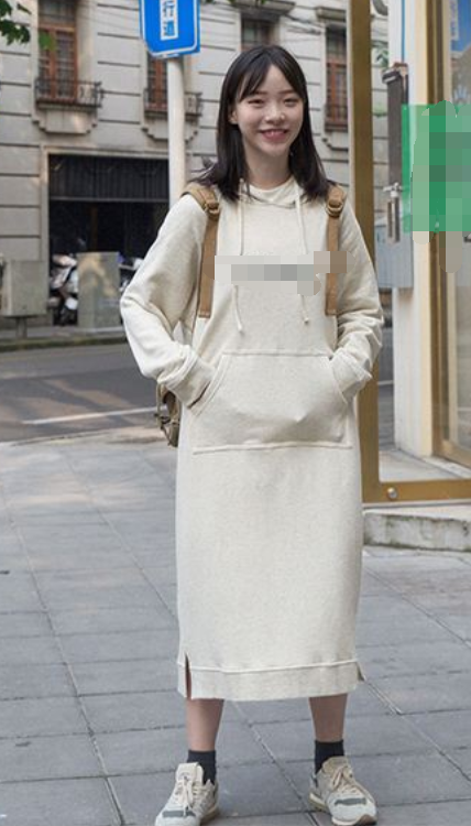 初秋收起短裙穿长裙，10款卫衣裙不可缺少，减龄百搭还时髦