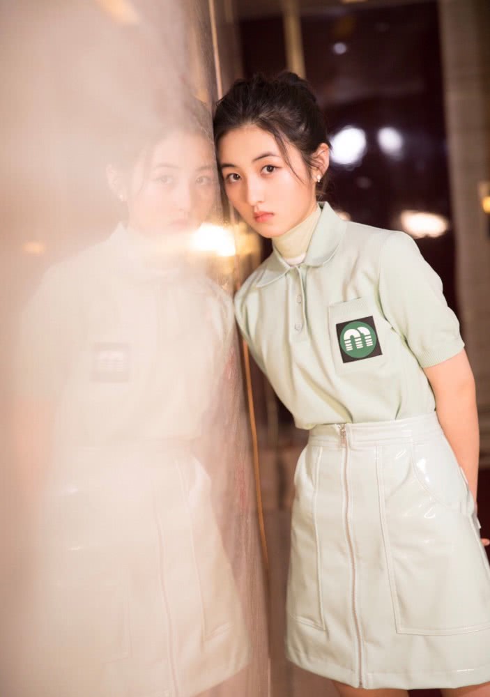 张子枫穿4万3的外套搭配牛仔裤,比男的都帅