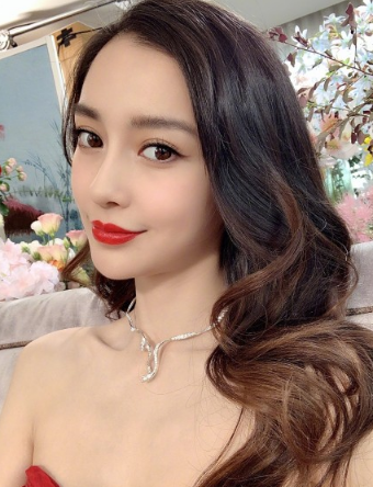 Angelababy开启撩人模式,变身美少女战士水冰月,网友:美得冒泡