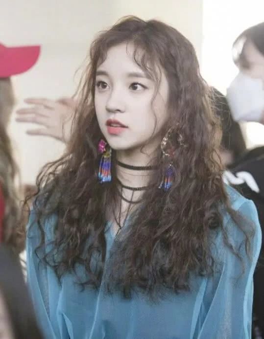 初秋流行什么发型?期中泡面头肯定会占有一个席位