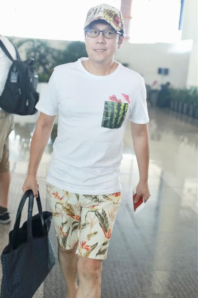 蔡国庆穿印花装搭凉拖清凉走机场,潮味不减当年