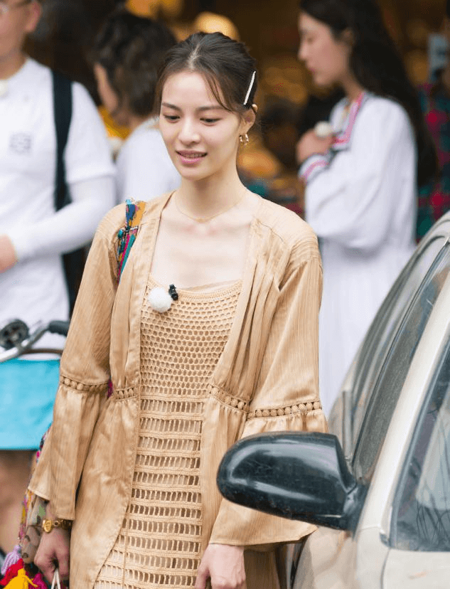 钟楚曦造型撞衫倪妮，高级脸冷艳大气，太美啦