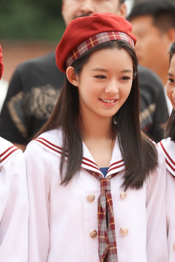 黄杨钿甜今年快成儿童剧女主了，穿格纹学生装的她看起来好甜
