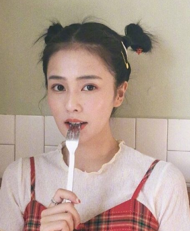 白鹿剧外甜美可爱,俏皮活泼,穿着还个性十足