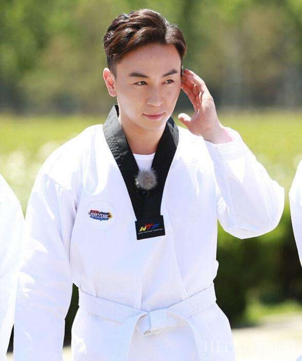 31岁释小龙近照曝光，发际后移额头光亮，网友：真的老了！