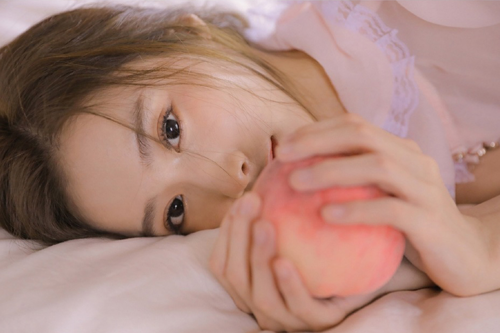 长相极品的美女御姐丰满性感私房床前写真