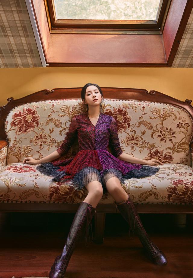 陈都灵V领豹纹拼接裙，搭配高筒靴，漂亮的美腿太好看