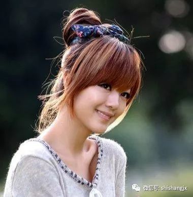 简单的编发和丸子头搭配技巧，效果相当不错哦