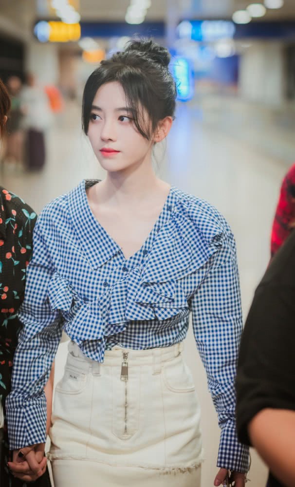 鞠婧祎和郑爽穿同款格纹上衣,这下知道腿长的重要性了