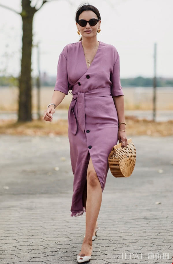 夏末初秋用梦幻紫色连衣裙,秀出你的高贵典雅