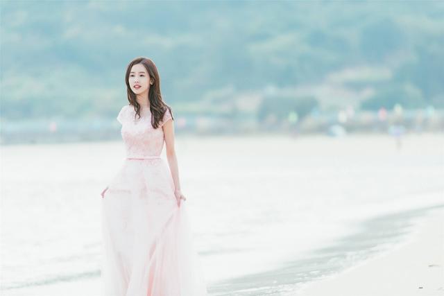 陈都灵V领豹纹拼接裙，搭配高筒靴，漂亮的美腿太好看