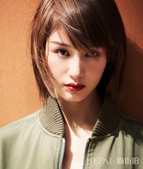 王子文最新衣品来袭,军绿色外套穿出了霸气感