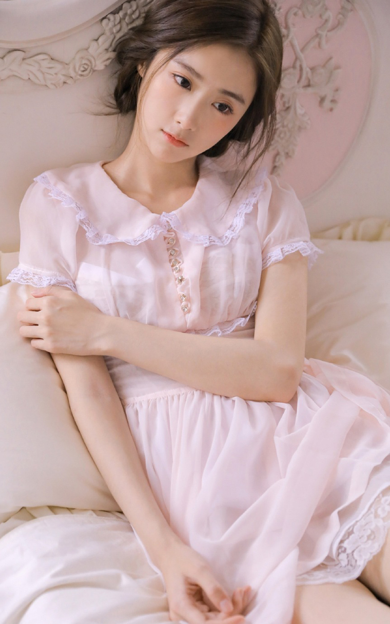 长相极品的美女御姐丰满性感私房床前写真