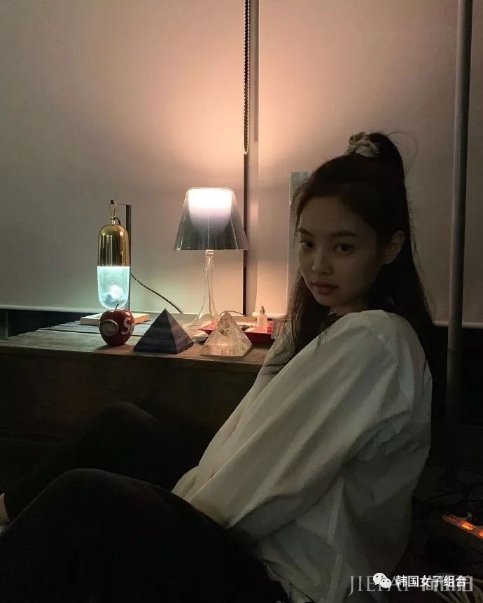 在等待神奇的东西？Jennie神秘标题发布她的自拍！这是什么情况？