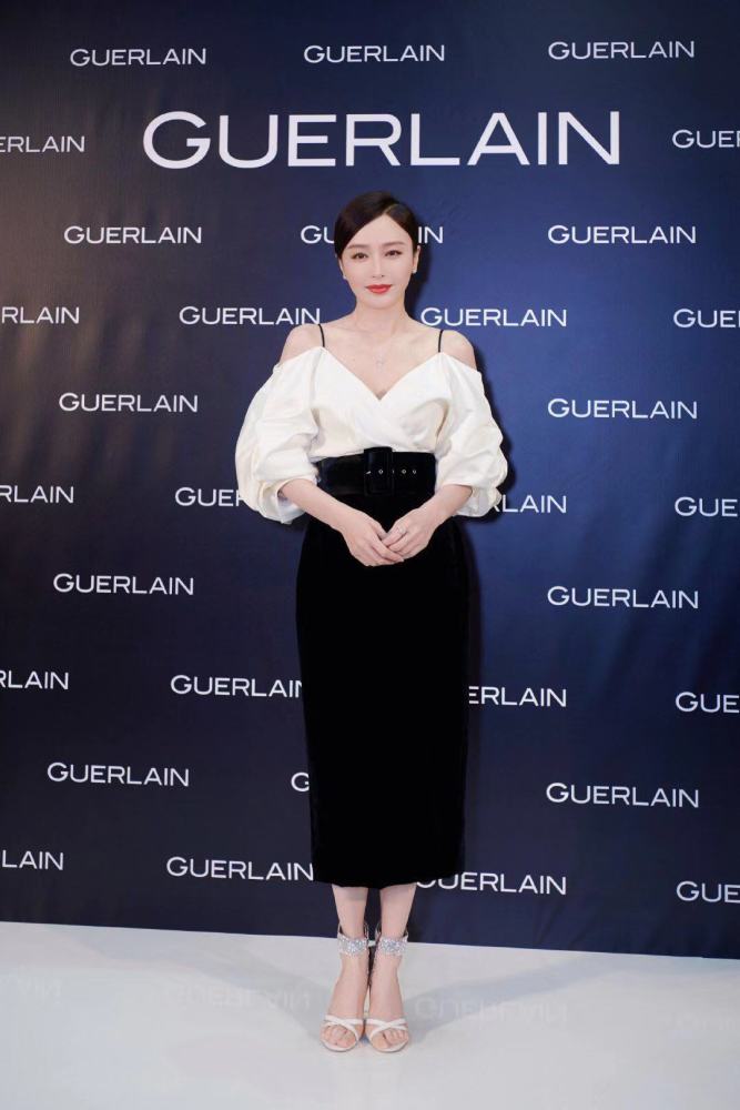 秦岚白衣黑裙优雅又有气质，葫芦辫发型好年轻