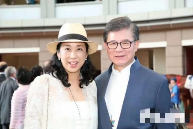 港媒拍朱玲玲逛名表店一掷千金,随后又到中医诊所很让人费解