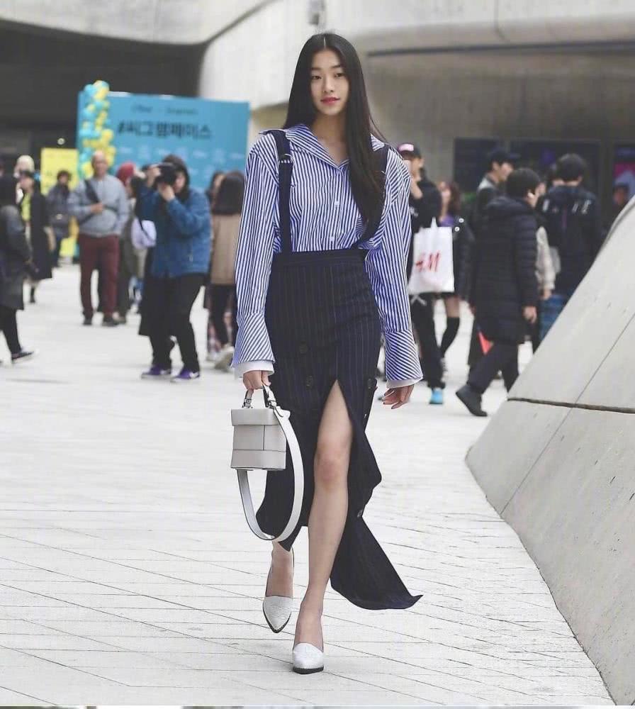 国内美女街拍：卫衣秋衣搭配好好看，精致过一个秋天