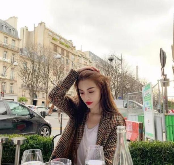 刘翔前妻参加好友聚会,深夜坐街头思绪万千,经历风雨后更添气质