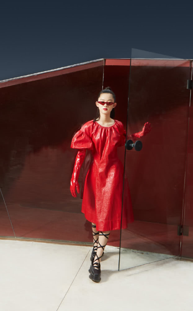 黄杨钿甜今年快成儿童剧女主了，穿格纹学生装的她看起来好甜