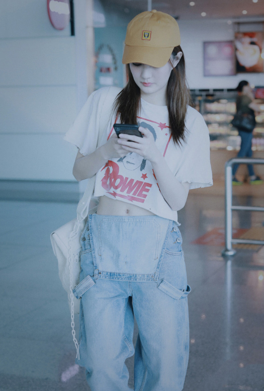 徐璐机场街拍:穿背带裤一根背带都不背?