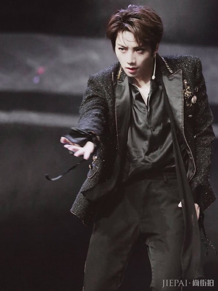 UNINE新造型,穿黑色造型耍帅,却被陈宥维土黄色抢镜!