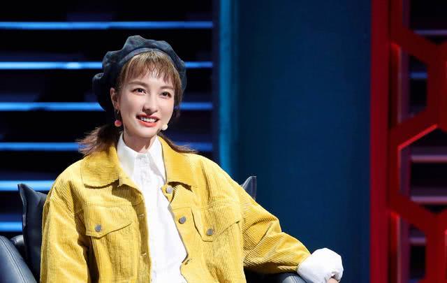 吴昕最新照片美出了新高度，碎花小黄毛真的太减龄