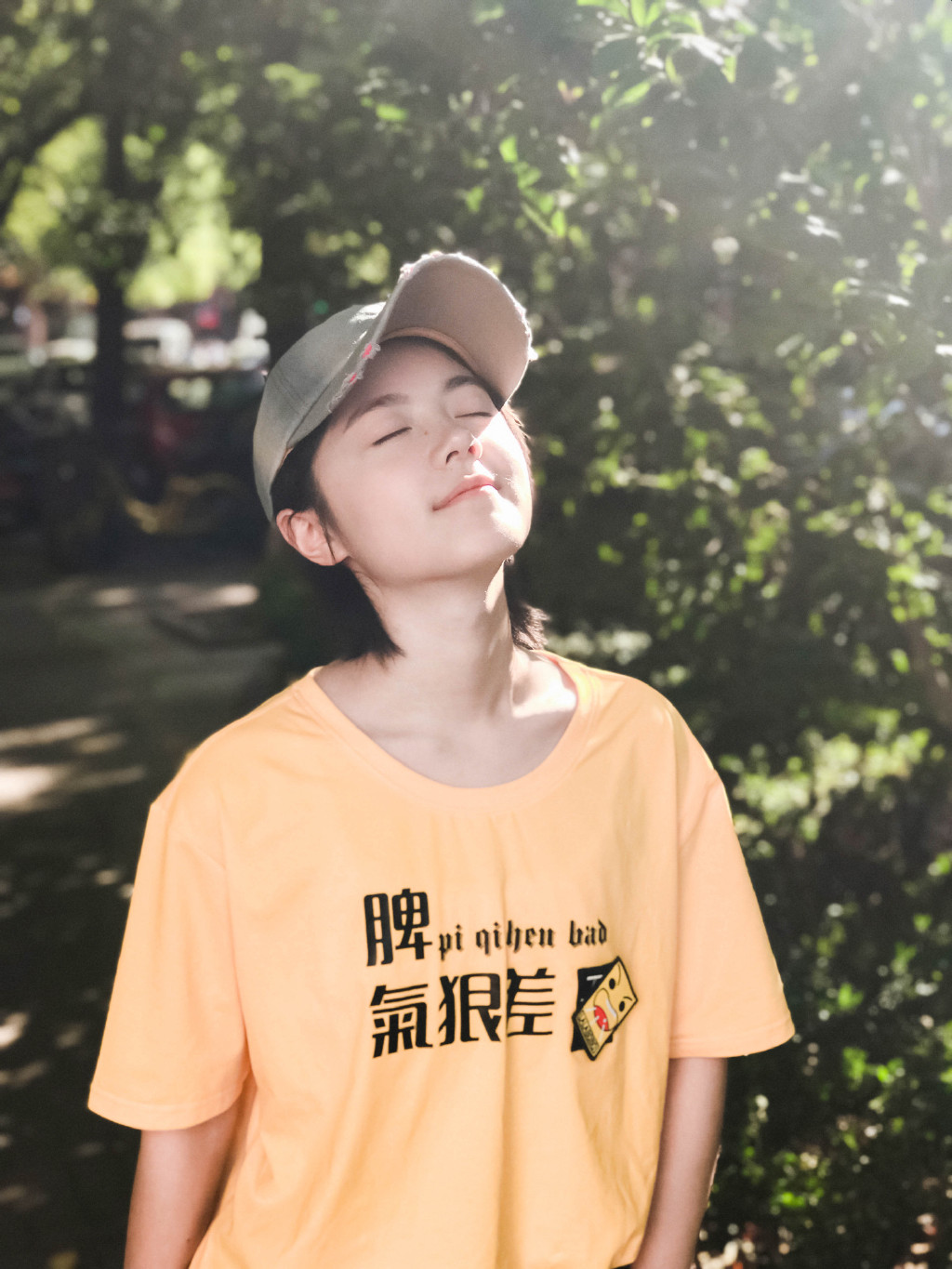 赵今麦穿黄T恤美丽俏皮户外照片写真