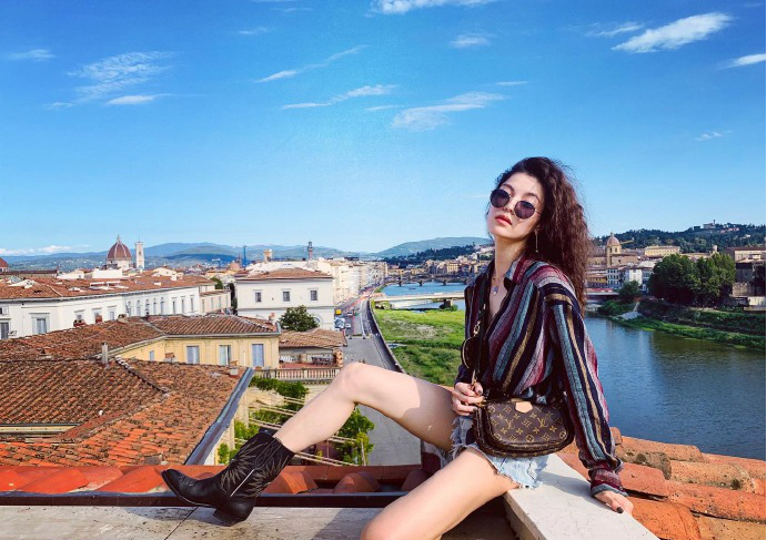 钟楚曦意大利旅拍,随性爆炸头搭牛仔热裤,景美人飒实在抢镜