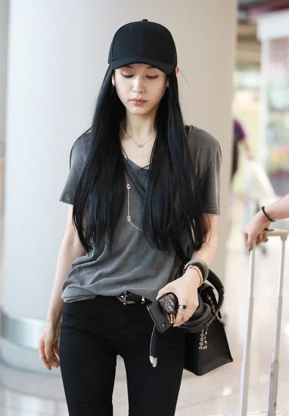 王子文及腰长发淑女气息超强,棒球帽时尚又减龄