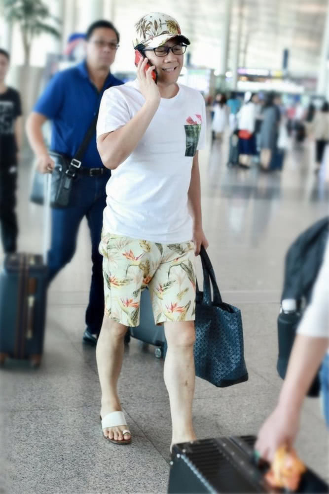 蔡国庆穿印花装搭凉拖清凉走机场,潮味不减当年