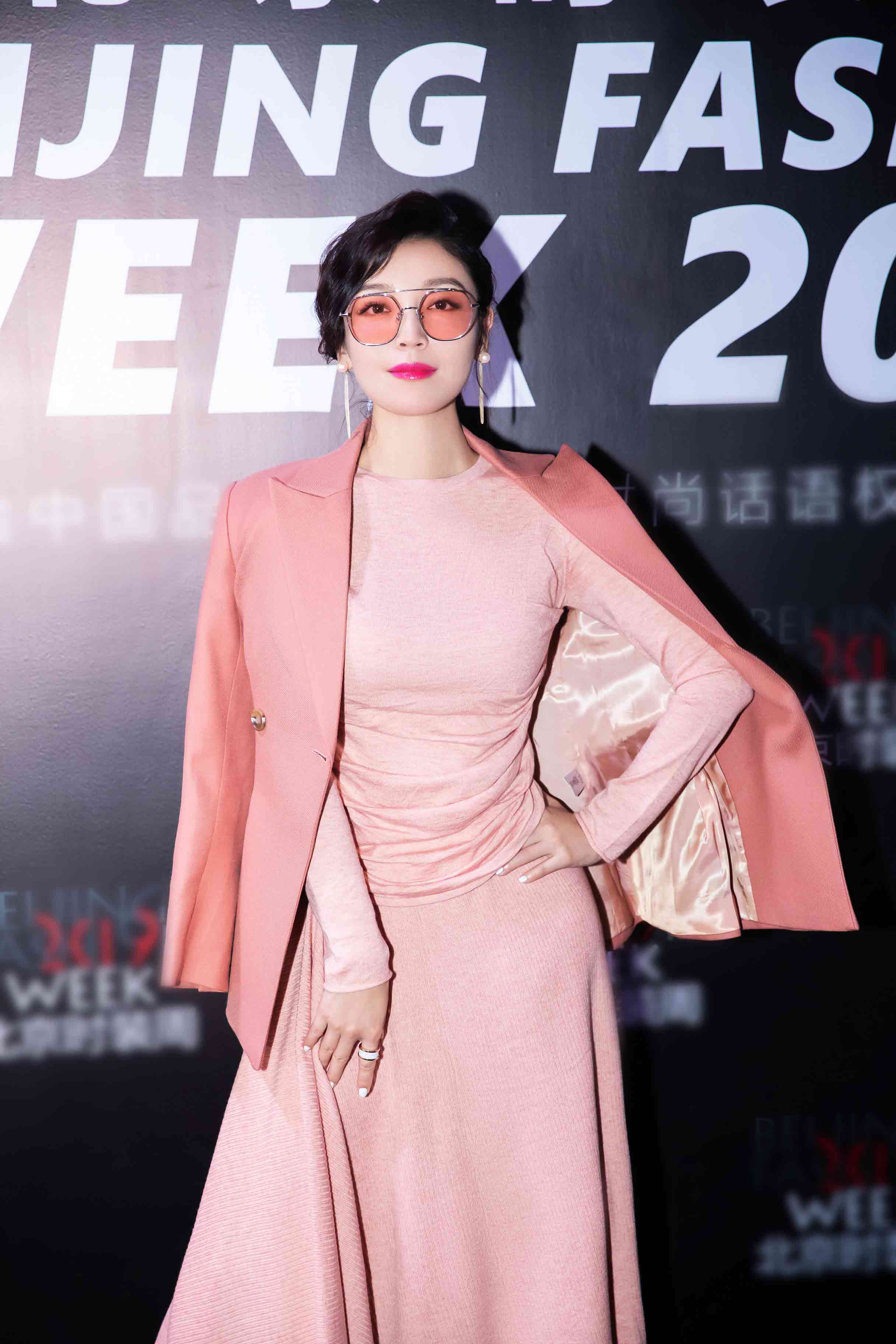 高晓菲亮相北京时装周 飒爽干练气场全开