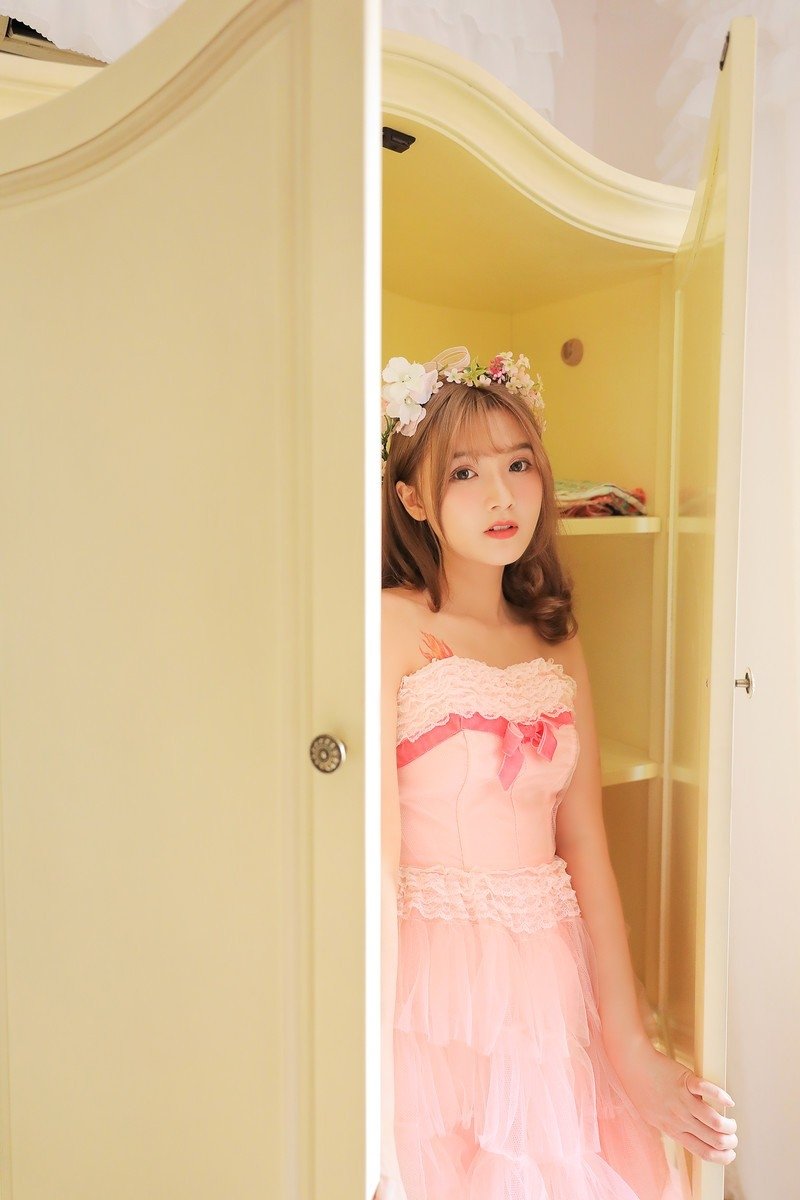 森系女孩粉色抹胸长裙甜美可爱室内性感照片