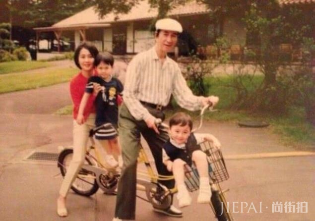 何超盈产女,身价有望破10亿,四太送超大玫瑰钻戒奖励